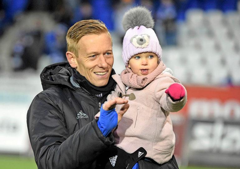 Tytär Lilia pääsi isänsä kanssa katsomaan HJK–VPSottelua huhtikuussa 2016.