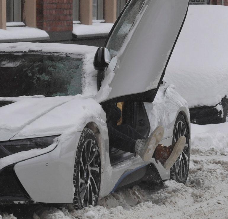 Robin tömisteli kuuluisat eriparitöppösensä puhtaiksi lumesta ennen autoon nousua.
