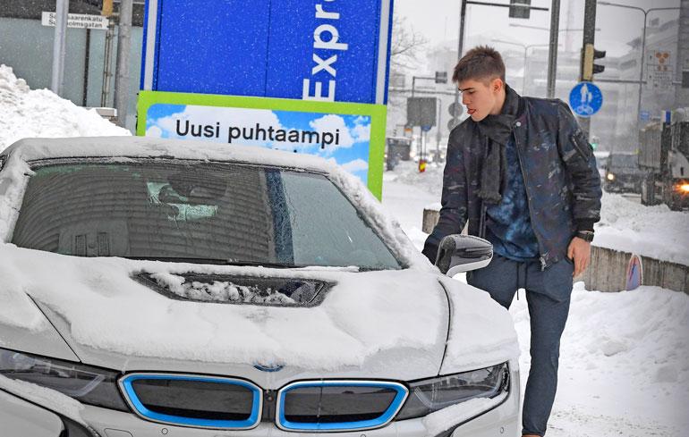 Robin oli selvästi keskittynyt puuhiinsa, sillä kieli oli keskellä suuta.