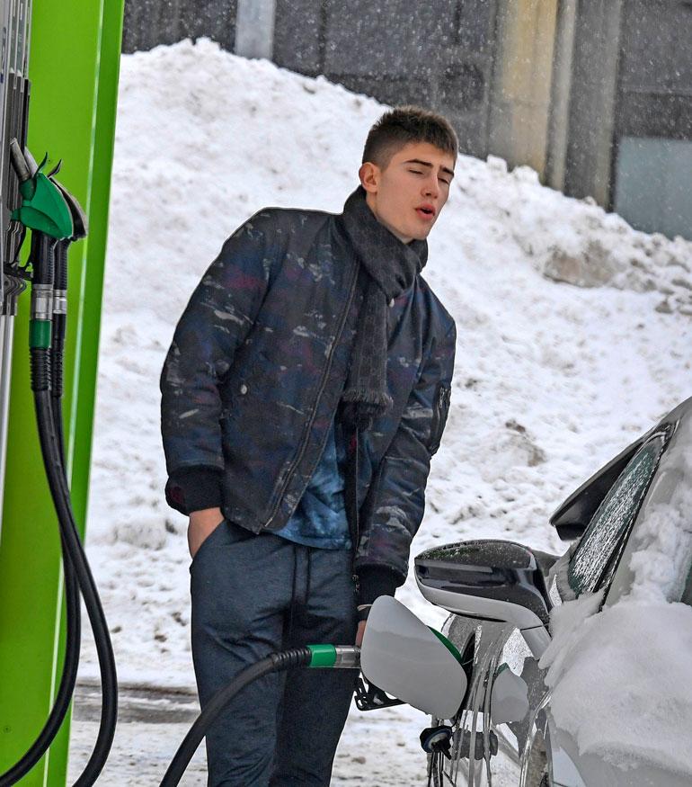 Robin huokaili autonsa luona, kun menovettä solahti tankkiin kymmeniä litroja.