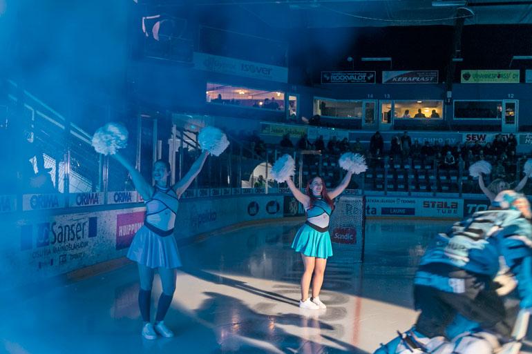 Ennen ottelun alkua Pelicans Dance Girls huiskuttaa jäällä ja toivottaa kotijoukkueen tervetulleeksi pistejahtiin.
