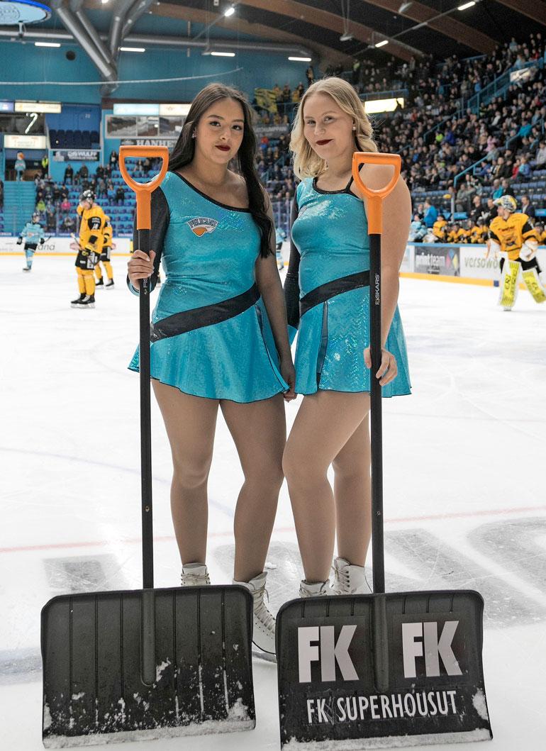 Luisa Polus ja Eevi Koivunen ovat Pelicansin Ice Girls. Näyttävien naisten tehtävänä on kolata kentältä lumet pelikatkojen aikana.