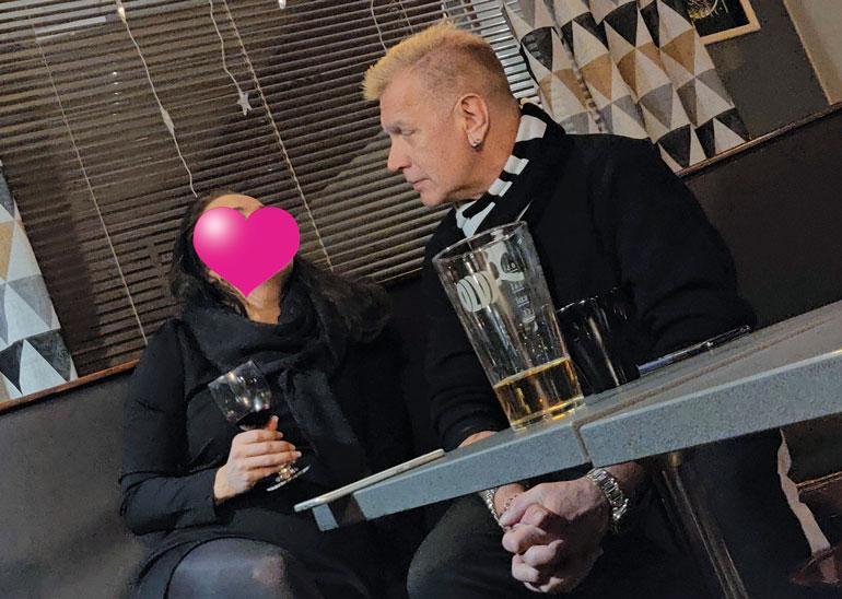 Tauski teki tuttavuutta nuoreen naiseen.