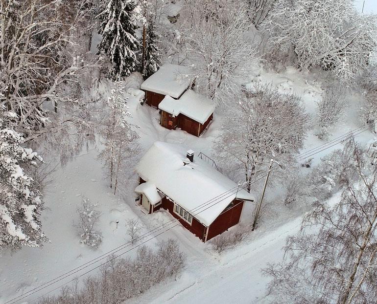 Mäntsälän piilopirtti sijaitsee reilulla 3 000 neliön tontilla. Koko tontti oli viime viikolla hyvin paksun lumihangen peitossa.
