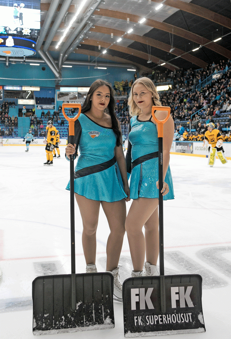 Hei, me kolataan! Louisa Polus ja Eevi Koivunen ovat Pelicansin Ice Girls.