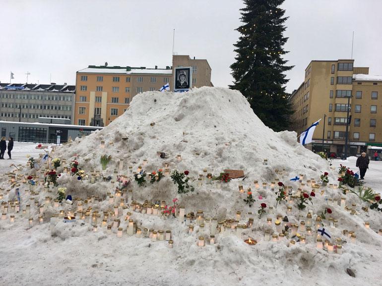 Lahden torilla oli iso lumivuori, jonka päällä oli Matti Nykäsen kuva. Ihmiset olivat tuoneet satoja kynttilöitä vuoren ympärille.