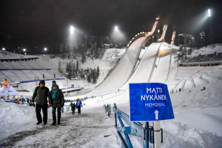 Katsojat hiljentyivät muistamaan Mattia ennen mäkikilpailun alkamista viime lauantaina.