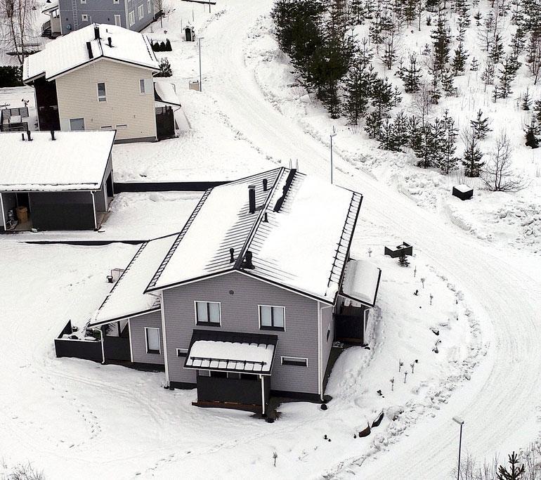Talo sijaitsee rauhallisella asuinlaueella Salossa.