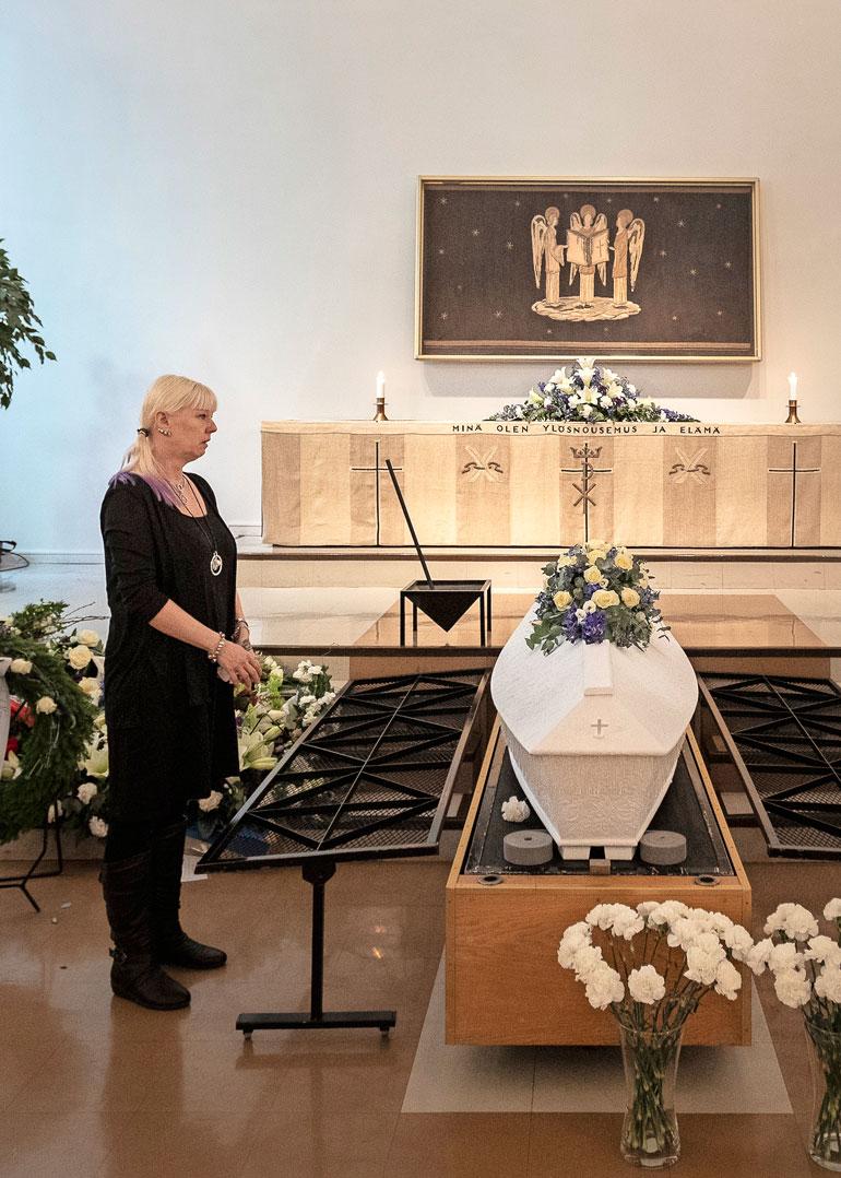 Pia jätti yhden valkoisen neilikan Matin arkun viereen.