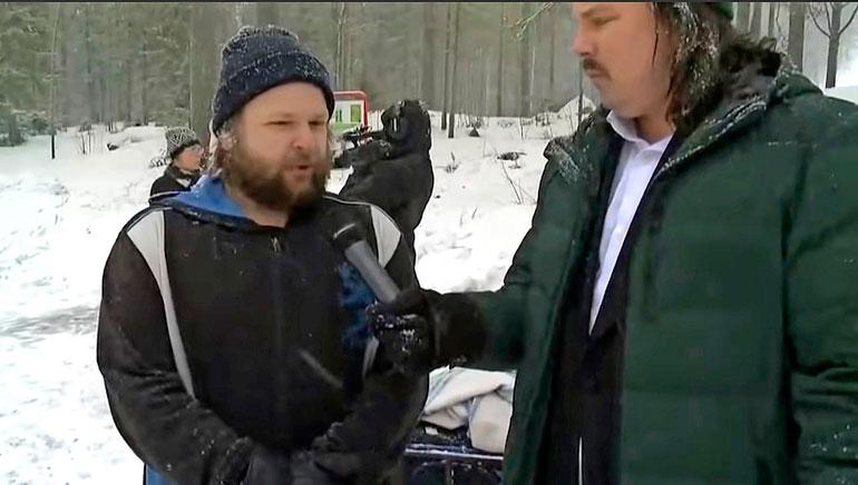 Seiskan toimittaja Eetu Ampuja haastatteli jämsäläisen Rassen, joka oli saapunut seuraamaan surusaattoa.