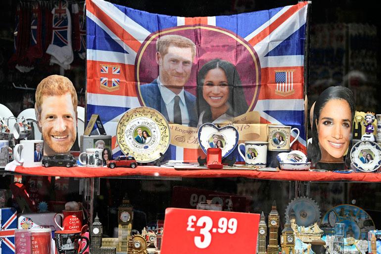Britanniaan matkustat voivat kahmia matkamuistomyymälöistä tuotteita, joita koristaa kuninkaallisten kasvot.