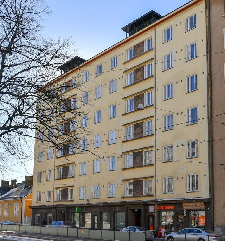 Helmi-Leena asuu pikkuyksiössä.