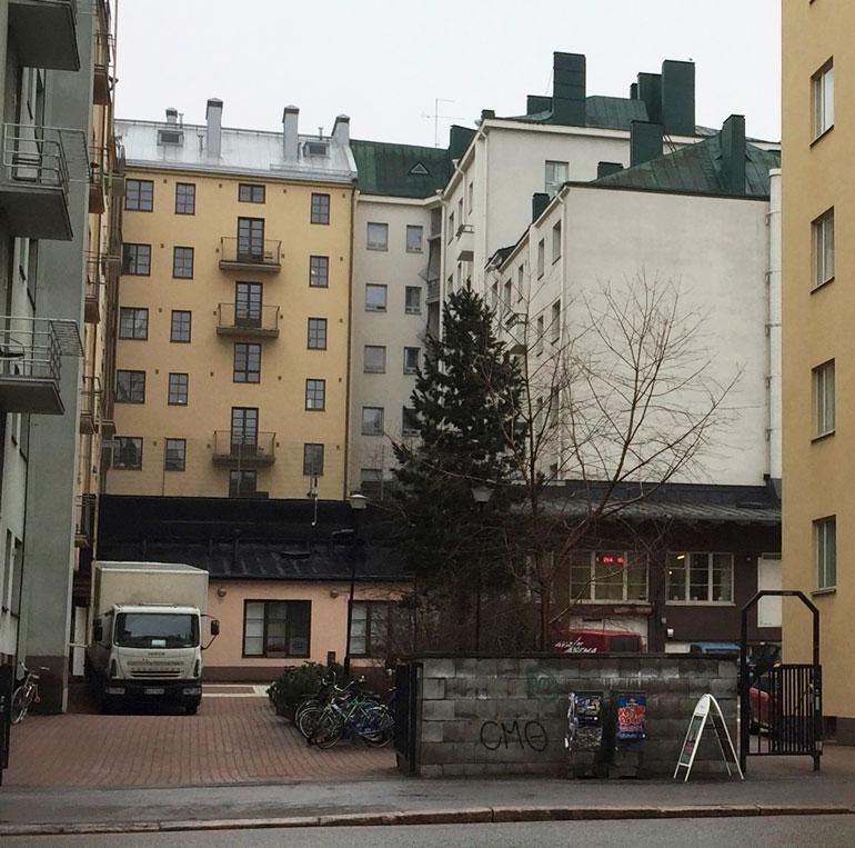 Roopen koti sijäitsee Helmi-Leenan asunnon lähellä.