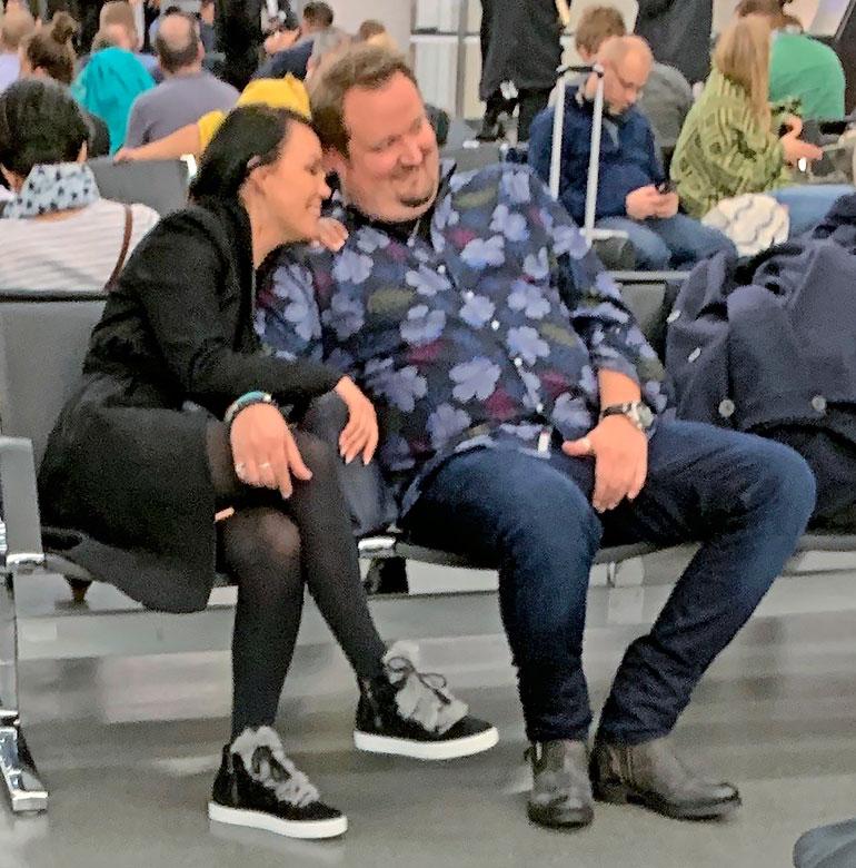 Sami ja Saija eivät peitelleet tunteitaan Wienin lentokentällä.