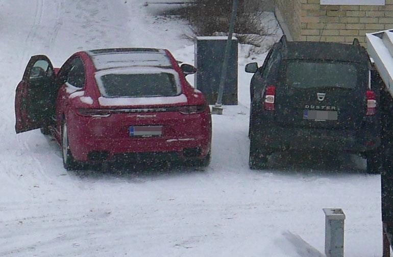 – Kolarin jälkeen Uniikki ajoi autollaan jalkakäytävälle ja aiheutti pysäköinnillään pahennusta alueen asukkaiden keskuudessa, Seiskalle kerrotaan.