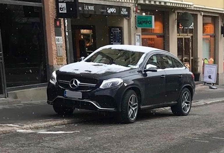 Martina Aitolehti parkkeerasi törkeästi.