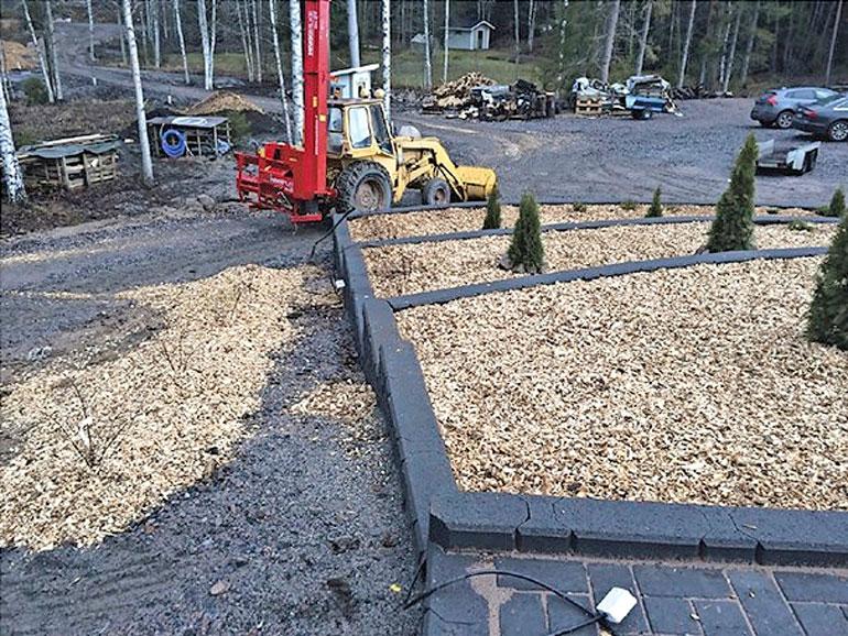 Aarnion ja Vepe Hännisen Myrkky-kirjassa julkaistussa kuvassa näkyy piha kuorikatteen levittämisen jälkeen, mutta pystyssä seisovaa lautaa ei siellä vielä tuolloin ole.