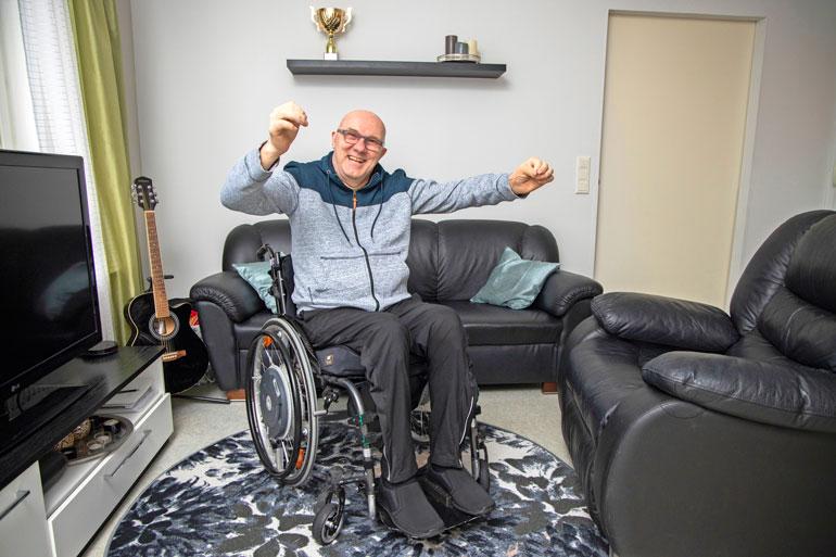 Jari Grek on sinnikkyyden perikuva. – Päätin, etten anna periksi, kolme vuotta sitten liukastumisen seurauksena halvaantunut laulaja sanoo kotonaan Tampereella.