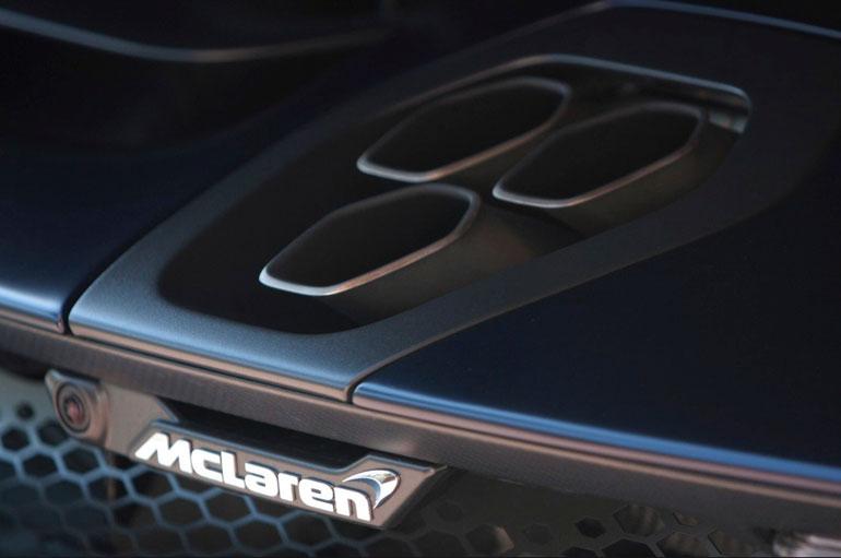 Autossa on käytetty valmistusmateriaalina runsaasti hiilikuitua. McLaren Senna painaa vain noin 1200 kiloa.