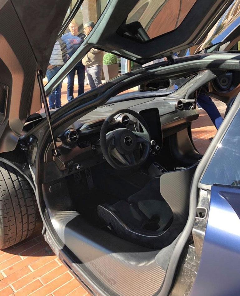 McLaren Senna -auto kulkee huikeaa 335 kilometrin tuntinopeutta. 800-hevosvoimaisen moottorin pakokaasut pääsevät ulkoilmaan kolmesta putkesta.