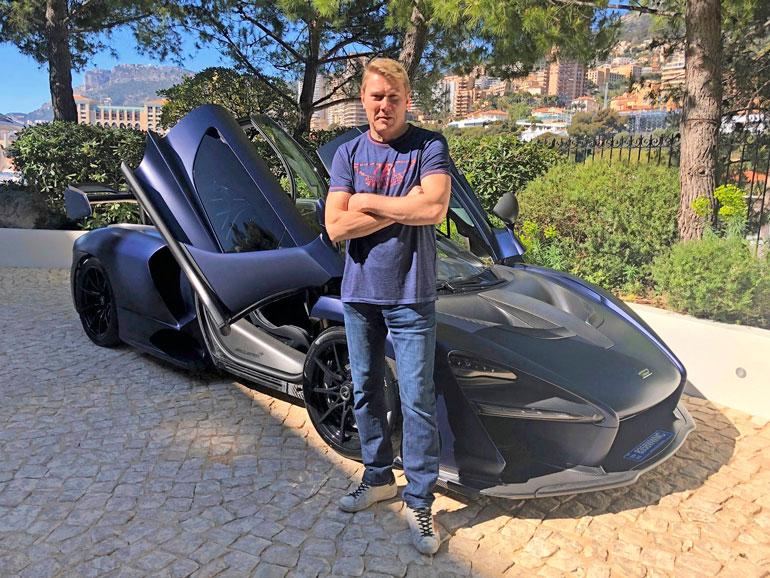 Häkkinen sai autonsa kotikaupungissaan Monacossa. F1-mestari on kotoisin Vantaan Martinlaaksosta.