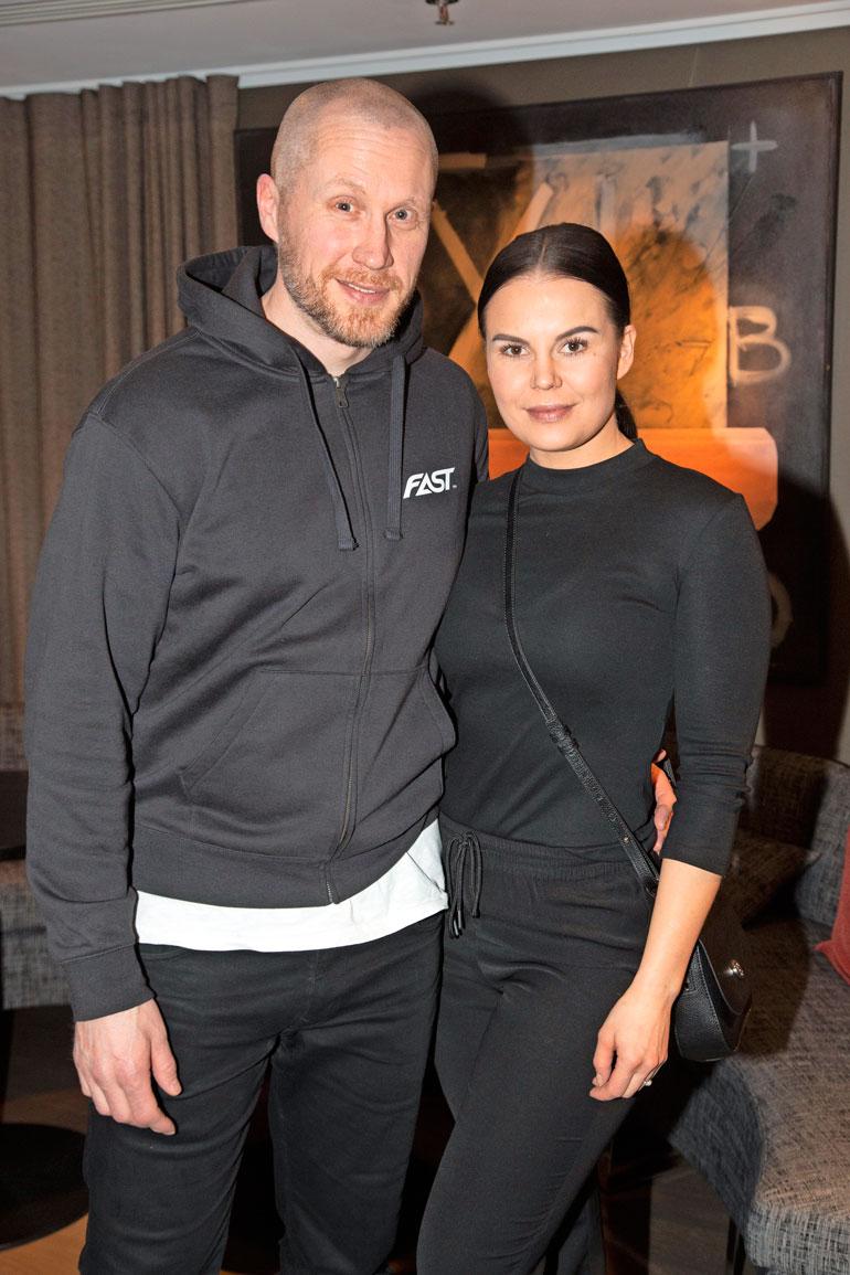 Personal trainer Netta Suikkanen on tuttu myös fitness-lavoilta. – Treenaamme yhdessä Hanneksen kanssa, mutta emme kilpaile missään toisiamme vastaan, Netta sanoo. – Paitsi ruuasta kotona, Hannes naurahtaa.