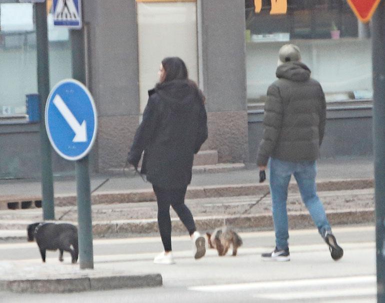 Lemmenpari ulkoilutti koiriaan Helsingin Töölössä toissa sunnuntaina.