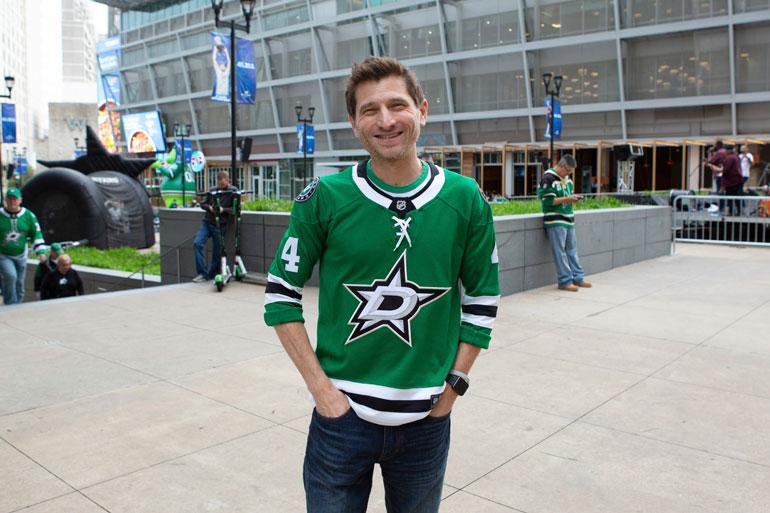 Ryan Hendricks saapui Dallasin kotiotteluun Heiskas-paidassa.