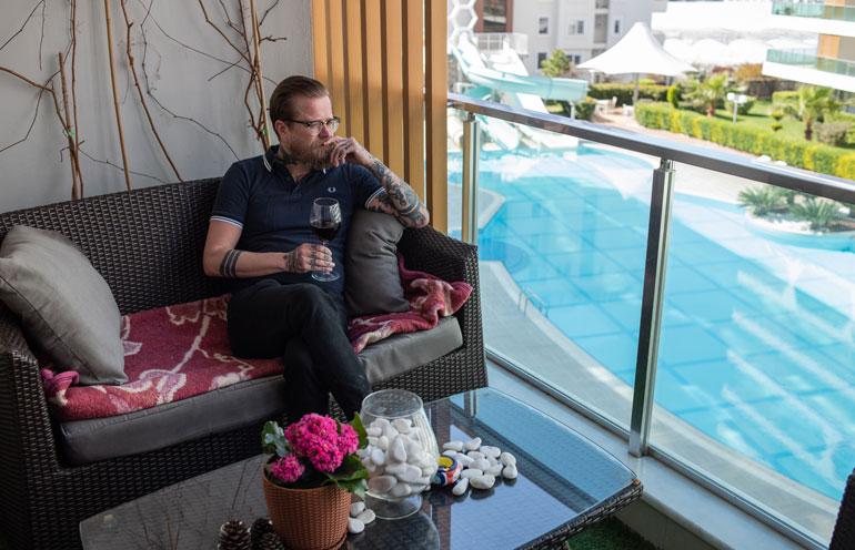 Asunnon parvekkeella on tilaa yllin kyllin.