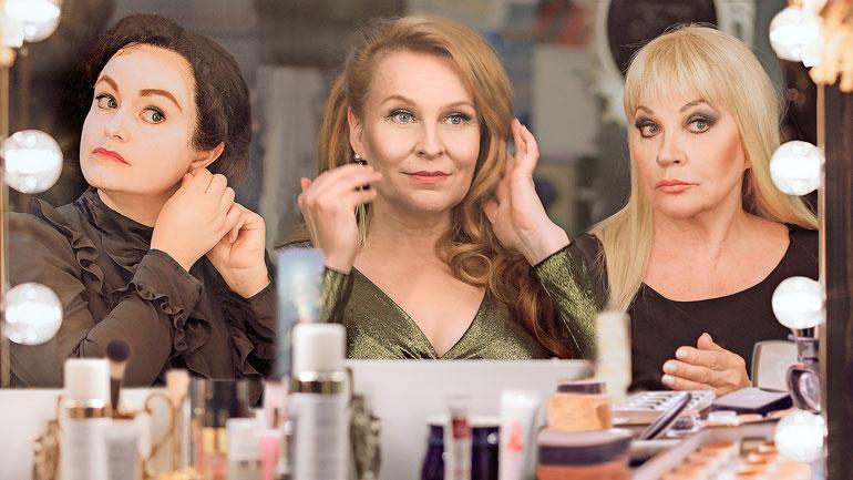 Hannele näyttelee Ylen Melkein totta -sarjassa Emilia Sinisalon ja Heli Sutelan kanssa.