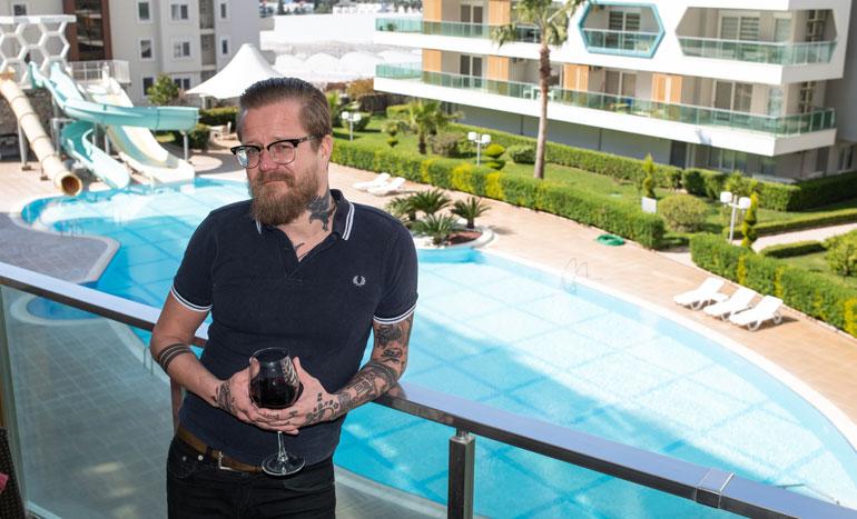 Wallun asunnon parvekkeelta on mukavat näkymät lomakompleksin uima-altaalle.