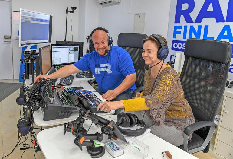 Henkka ja Raija juontavat yhdessä Radio Finlandian lähetyksiä Fuengirolasta. – Radio on uudistuksen jälkeen tukevasti jaloillaan, ja tulevaisuus näyttää hyvältä, he sanovat.