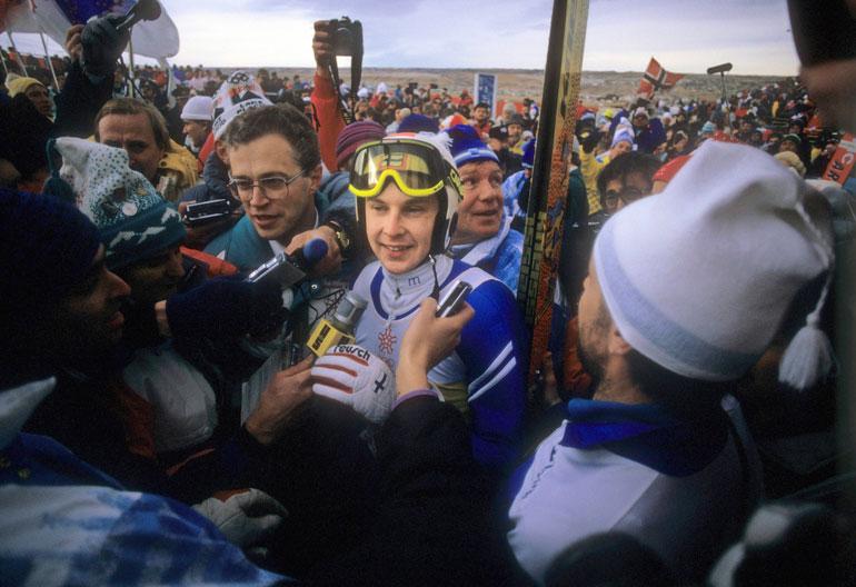 Toimittajatkin rakastivat Mattia. Tässä lauman keskellä Calgaryn talviolympialaisissa vuonna 1988.