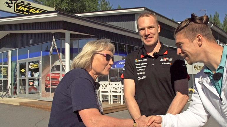 Tapio on Mestareiden maa -ohjelman studioisäntä. 10 jaksossa nähdään muun muassa Jari-Matti Latvalan (kesk.) ja Pekka Rinteen tarina.