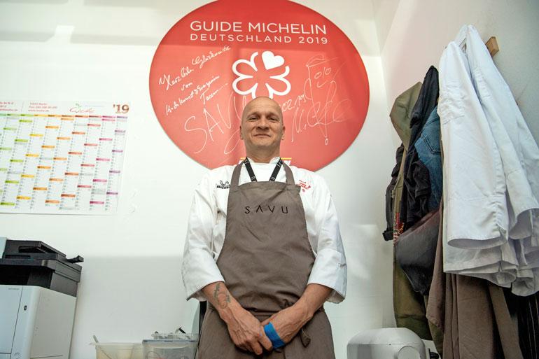 Saulin toimistossa on iso kyltti, joka kertoo Savun saamasta Michelin-tähdestä.