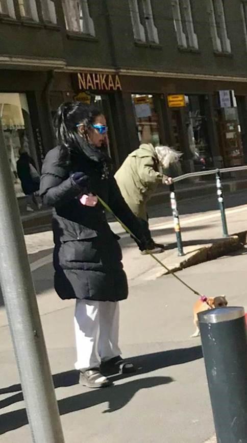 Outi Alanen taisteli toissasunnuntaina koiransa kanssa Helsingissä.
