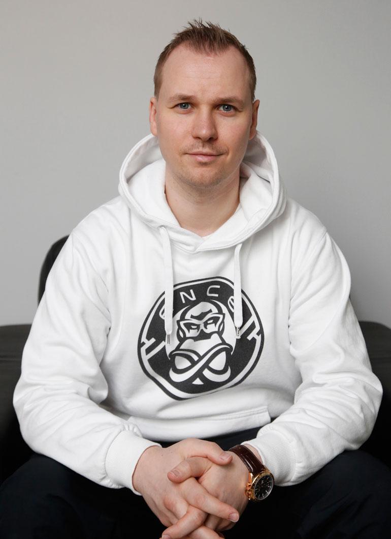 Slaava Räsänen valmentaa e-urheilun suomalaishuippuja.