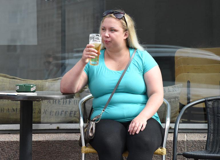 Henna Kalinainen istui oluella 2015 ja Seiska julkaisi naisesta paparazzikuvia.