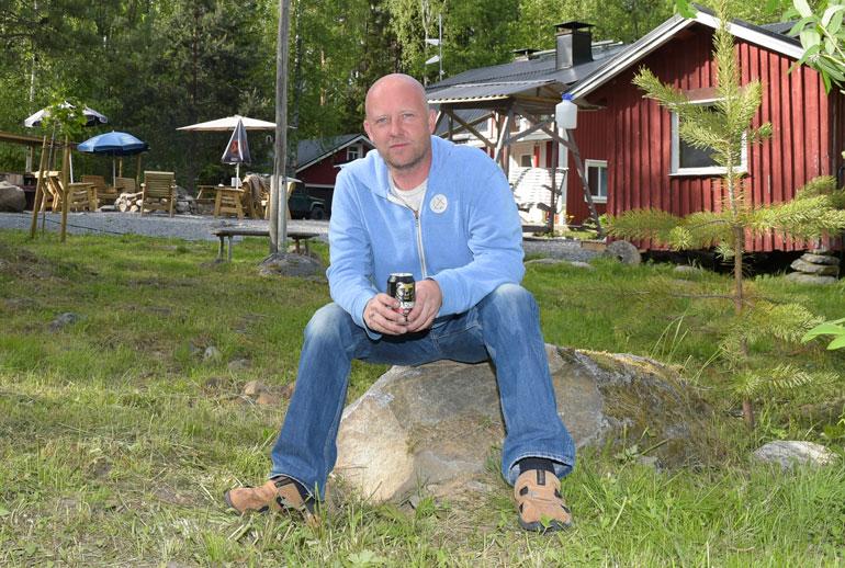 Perhe asui Suonenjoella järven rannalla, Stefanin äidin viehättävässä perintömökissä, josta Riikka muutti helmikuussa Ilmarin kanssa pois kunnan keskustaan.
