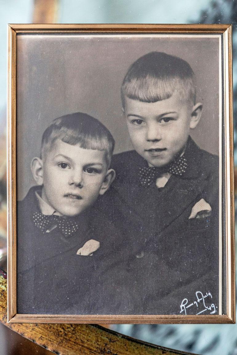 Suomen Satakunta seitsemän vuosikemmentä sitten. Pekka (vas.) ja Danny pikkupoikina.