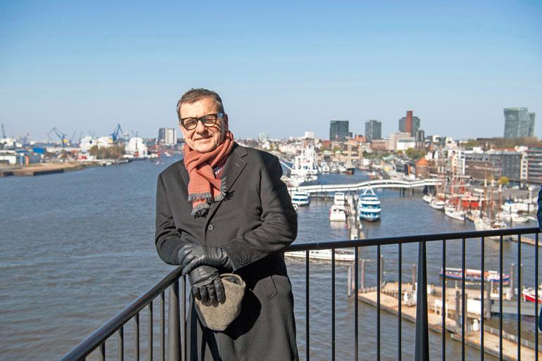 Antti Heikkilä avautuu elämästään Elphi-konserttitalon näköalaparvekkeella. – Tiesin, että kirjastani syntyy jälleen kova kohu. Sanoinkin vaimolle ennen julkaisua, että tällä kertaa täytyy hankkia luotiliivit, Antti nauraa.