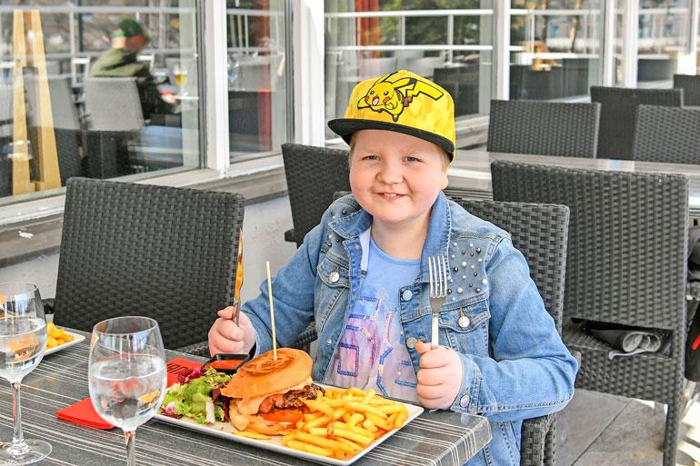 Urheilusuorituksen jälkeen maistuu ruoka. Muusikko Aki Tykin nimeämä burgeri kelpaa Iirikselle.