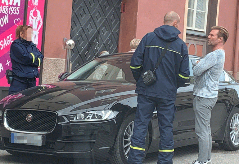 ...mutta pian jälkeen laulusankarin hymy alkoi uhkaavasti hyytyä.
