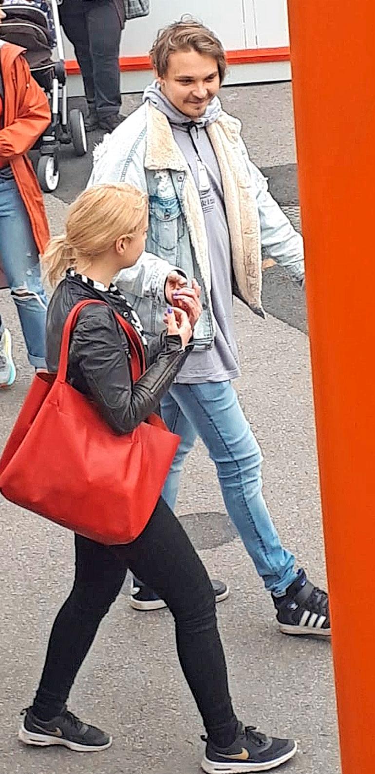 Julkkispariskunta keräsi katseita, ja komea Roope herätti supattelua tyttöjen keskuudessa.