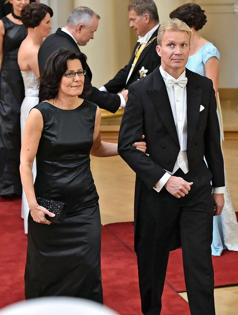 Mika nähtiin yhdessä lääkärivaimonsa Anun kanssa Linnan juhlissa vuonna 2014.