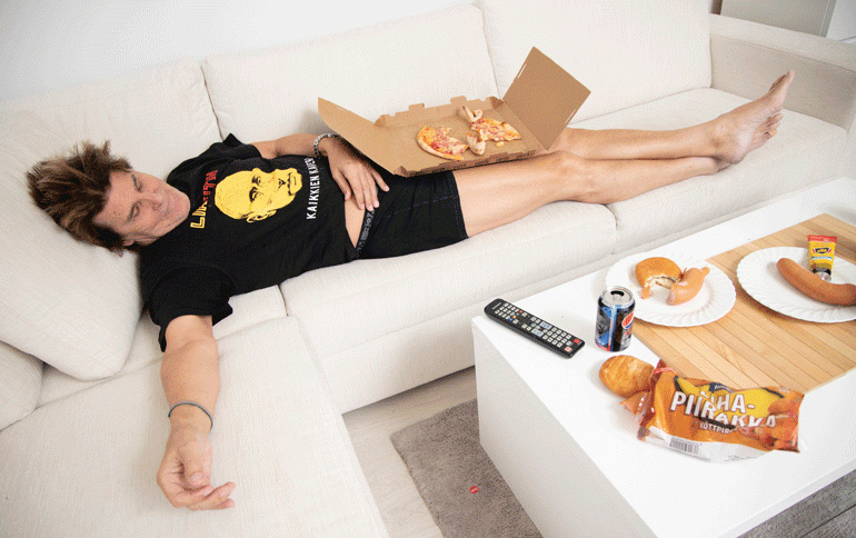 Siinä lojuu jätetty mies. - Ei sitä pizzaakaan jaksa perkele loputtomiin mussuttaa, puoliksi kuorsaava Reetu parahtaa.