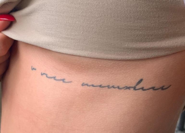 Sari on tatuoinut isänsä syntymäajan roomalaisin kaunokirjaimin sydämensä kohdalle