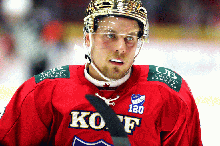 Lahdessa kiekko-oppinsa saanut Juhani "Julle" Tyrväinen nousi MM-kisakoneeseen ja maailmanmestariksi kiekkoiltuaan väkevän kauden HIFK:ssa.