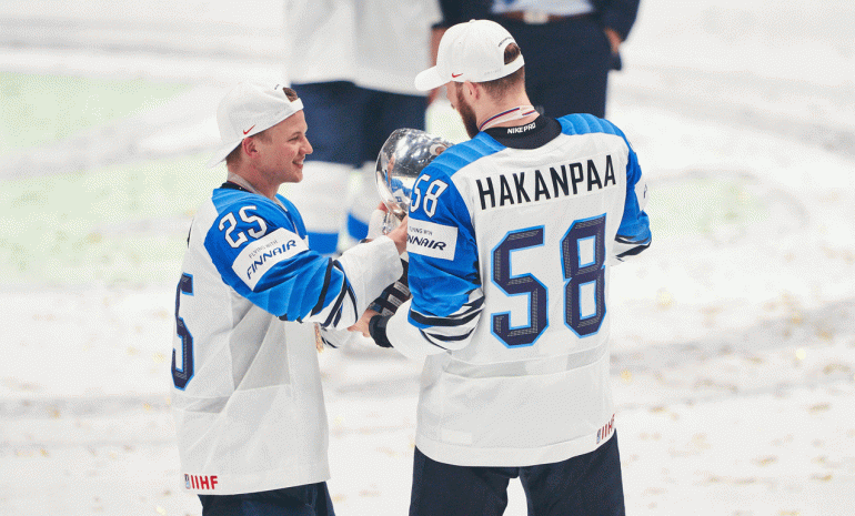 Toni Rajala ja Jani Hakanpää juhlivat maailmanmestaruutta. Ja ne juhlat jatkuvatkin sitten pitkään.