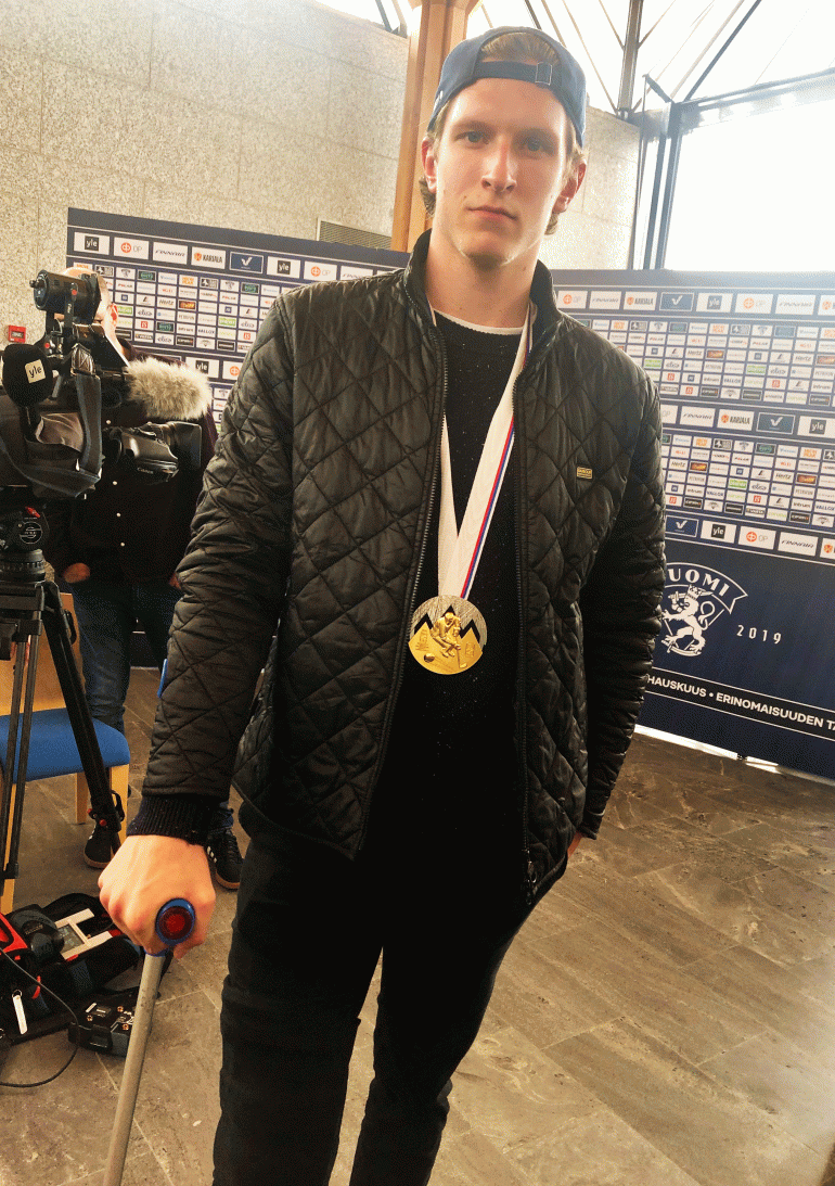 KalPan sisupussi ja tuore maailmanmestari Eetu Luostarinen, 20, painelee kävelykepeillä Leijonien kultajuhlissa.